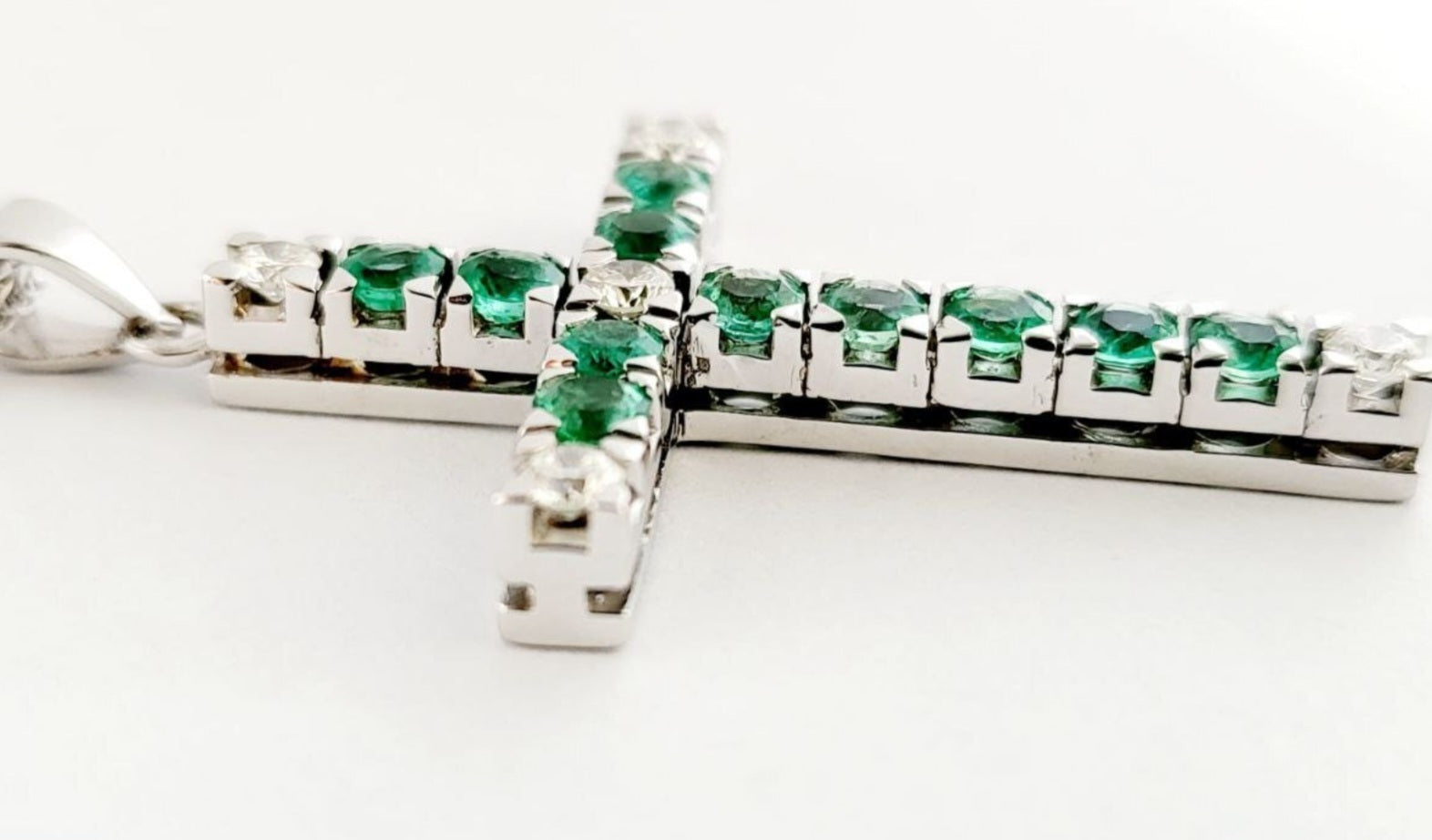 Ciondolo croce in oro bianco e smeraldo e diamanti naturali 2.96ct