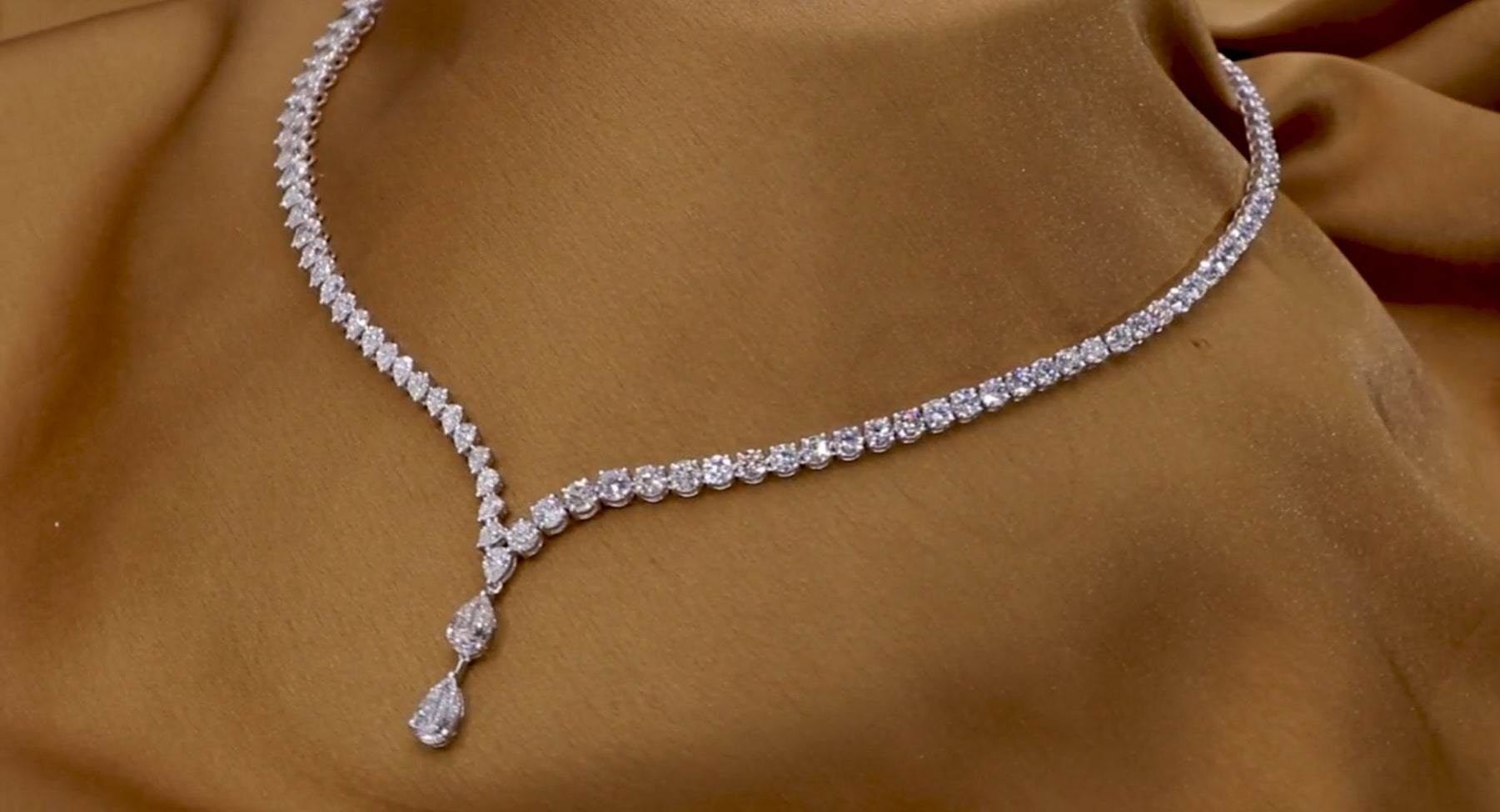 Collana tennis in oro bianco 18k e diamanti naturali taglio pera 37.50c