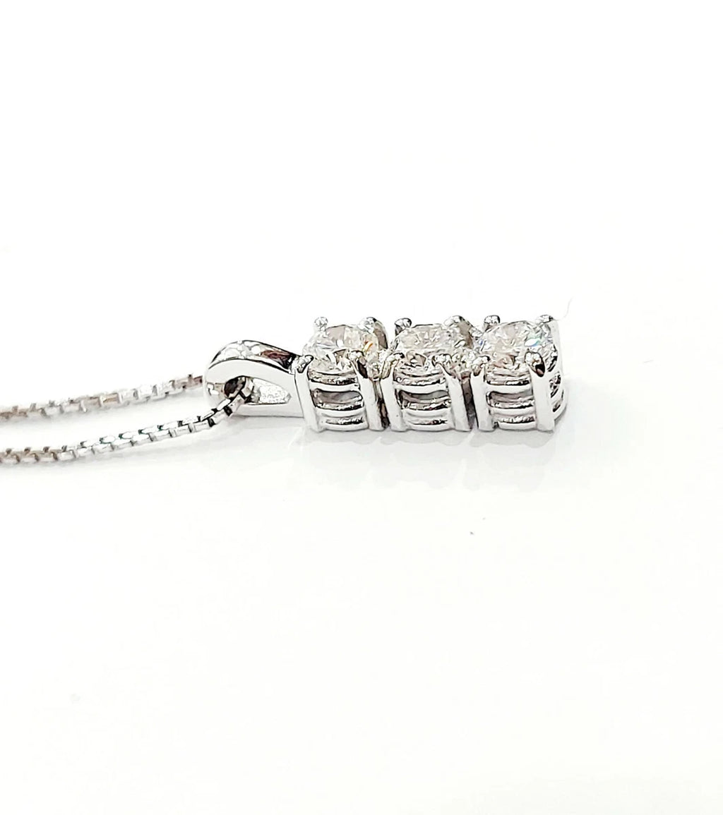 Collana con pendente trilogy con 0.60ct Diamanti Naturali  in oro bianco 18kt