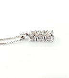 Collana con pendente trilogy con 0.60ct Diamanti Naturali  in oro bianco 18kt