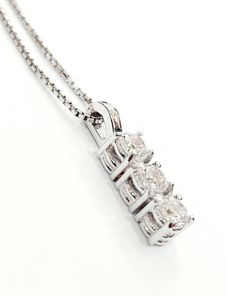 Collana con pendente trilogy con 0.30ct Diamanti Naturali  in oro bianco 18kt