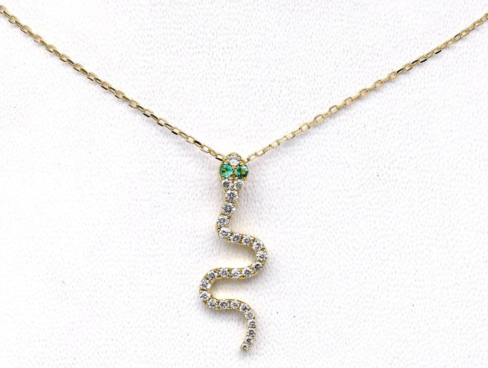 Collana con ciondolo in oro giallo 18k con diamanti naturali 0.35ct