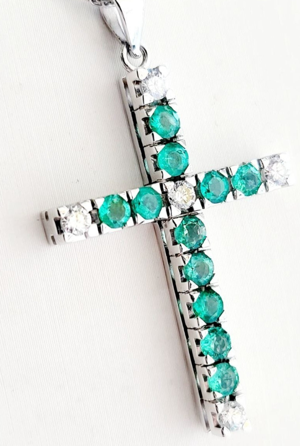 Ciondolo croce in oro bianco e smeraldo e diamanti naturali 2.96ct