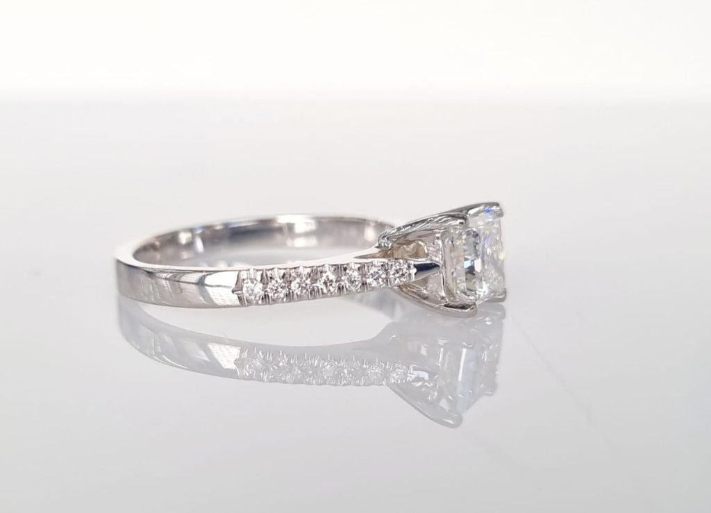 Anello fidanzamento in oro bianco 18k e diamanti naturali certificato igi 1.25ct