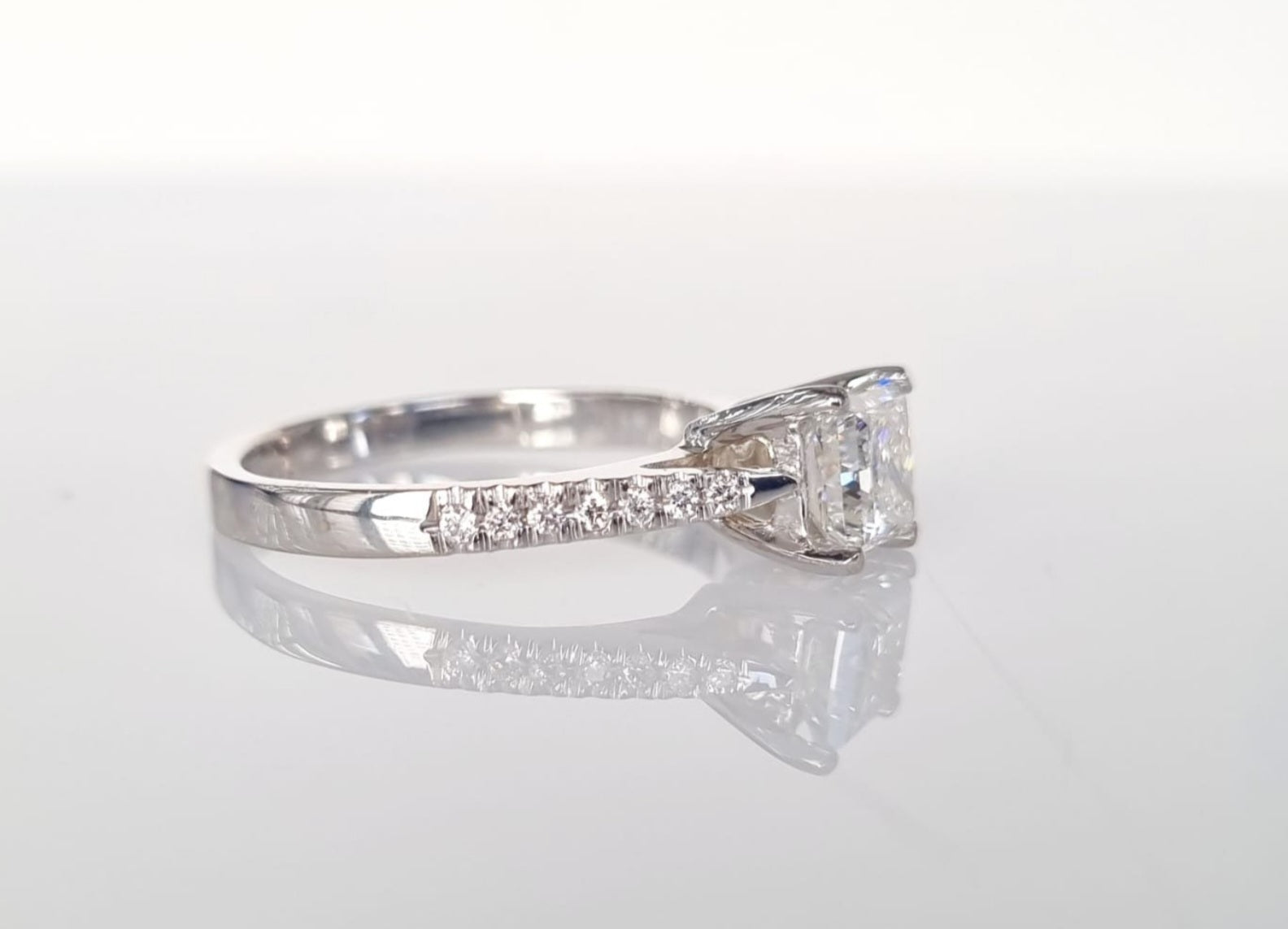 Anello fidanzamento in oro bianco 18k e diamanti naturali certificato igi 1.25ct