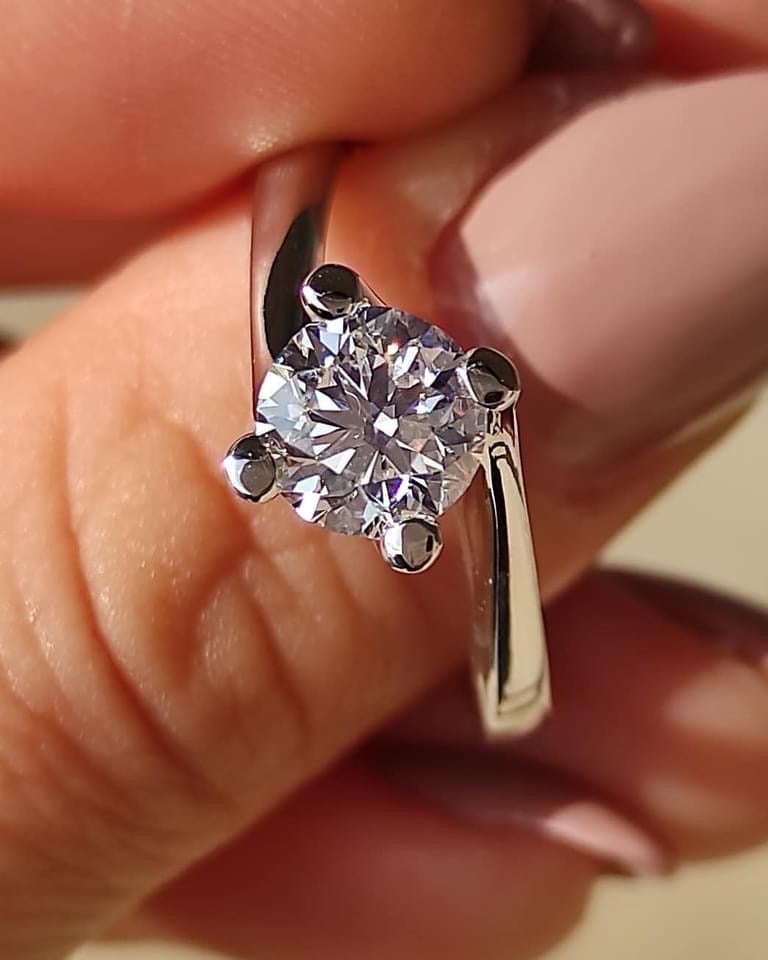 Anello solitario  in oro bianco 18k e diamante naturalecentrale 0,26 ct