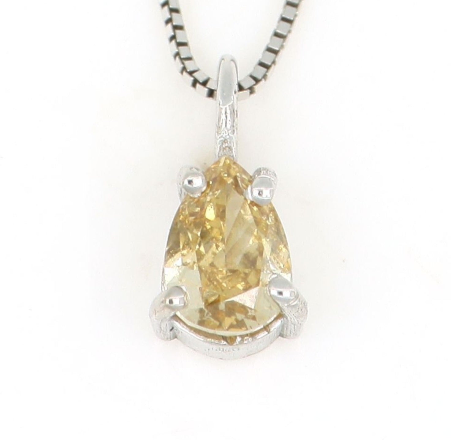 Ciondolo punto luce con diamante naturale taglio pera certificato GIA 0.67 ct