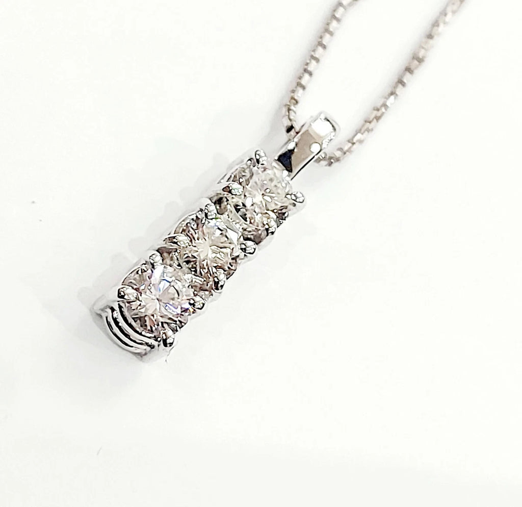 Collana con pendente trilogy con 0.60ct Diamanti Naturali  in oro bianco 18kt