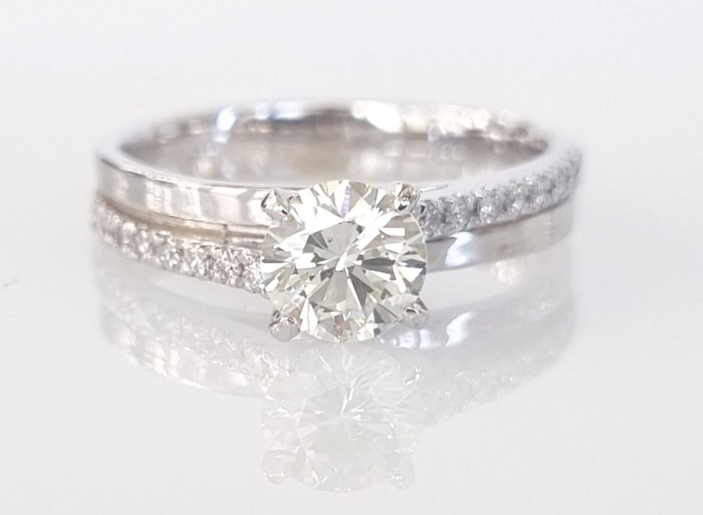 Anello solitario in oro bianco 18k e diamanti naturali 0.83ct