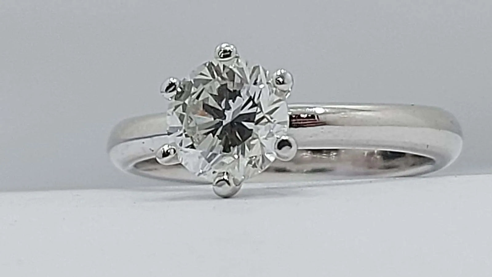 Anello solitario diamante naturale  1.50 ct certificato IGI D VVS1