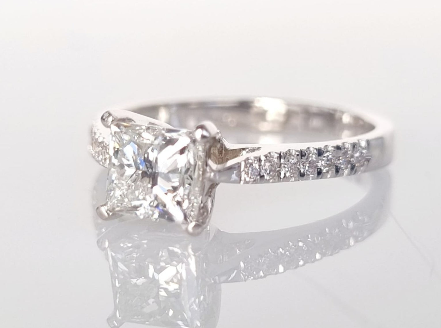 Anello fidanzamento in oro bianco 18k e diamanti naturali certificato igi 1.25ct