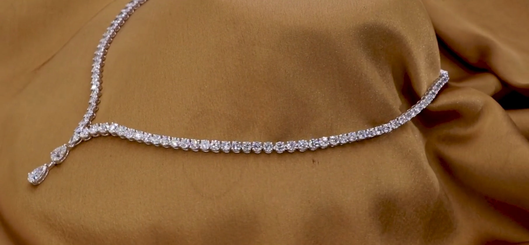 Collana tennis in oro bianco 18k e diamanti naturali taglio pera 37.50c