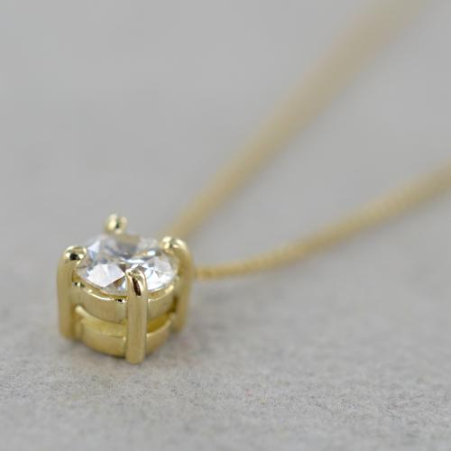 ciondolo punto luce  in oro giallo 18k e diamante naturale 0,50 ct