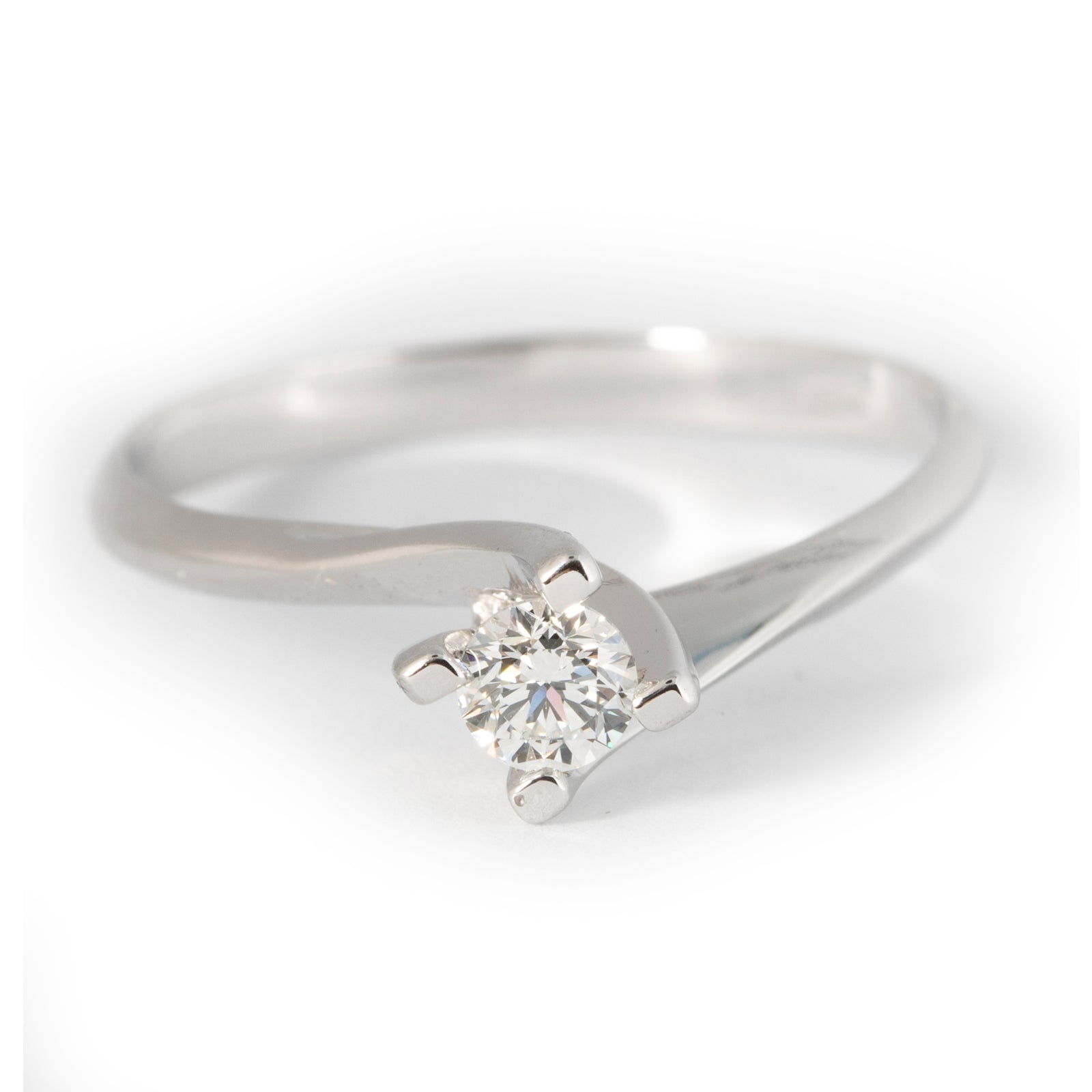 Anello solitario  in oro bianco 18k e diamante naturalecentrale 0,26 ct