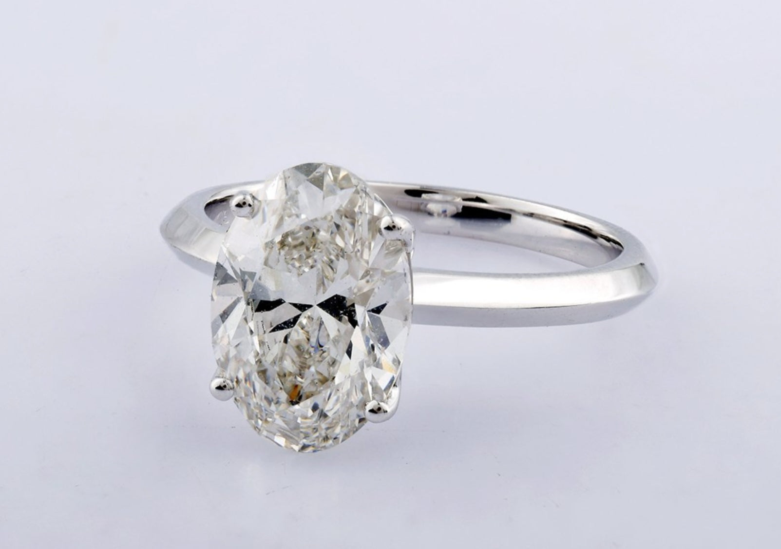 Anello solitario in oro bianco 18k e diamante naturale taglio ovale  2.00ct