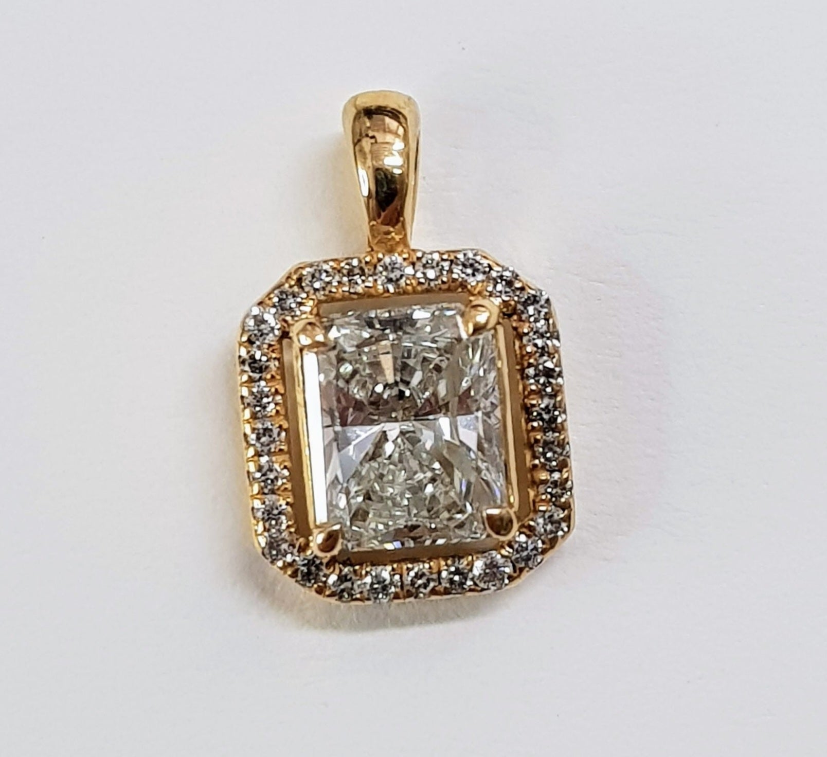 Ciondolo in oro  18k e diamanti naturali princess certificato IGI 1.36ct