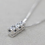 Collana con pendente Trilogy piccolo a scalare con diamanti carati 0.30 ct