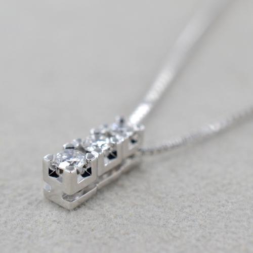 Collana con pendente Trilogy piccolo a scalare con diamanti carati 0.30 ct