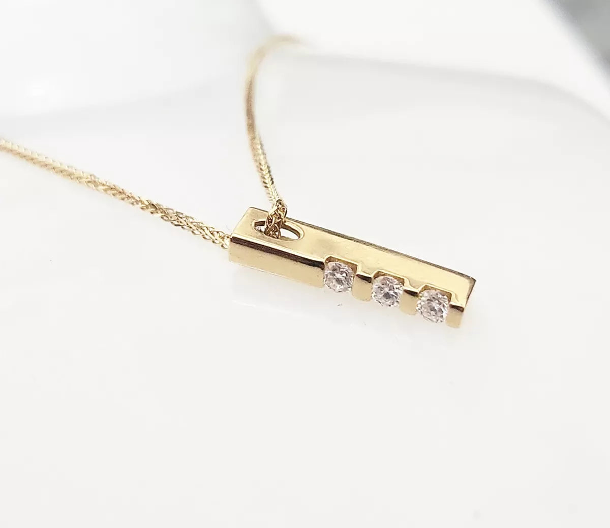 Ciondolo trilogy con catenina e diamanti naturali 0,30 ct