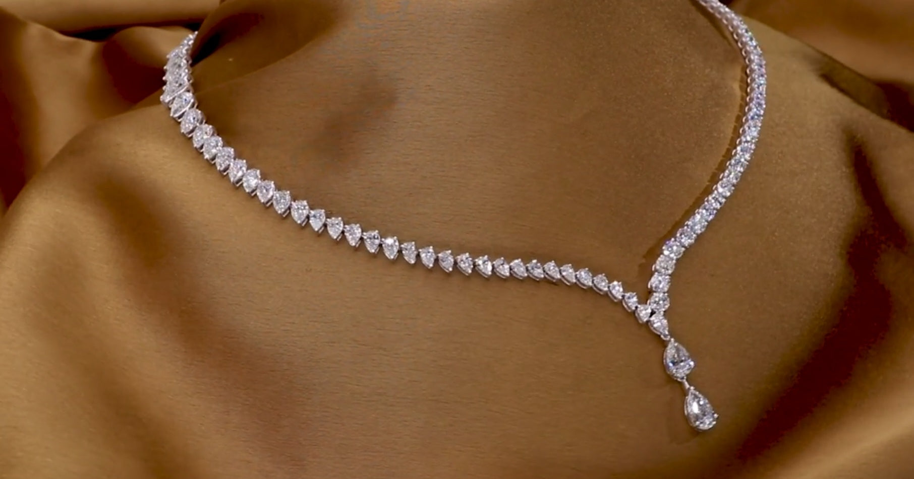 Collana tennis in oro bianco 18k e diamanti naturali taglio pera 37.50c