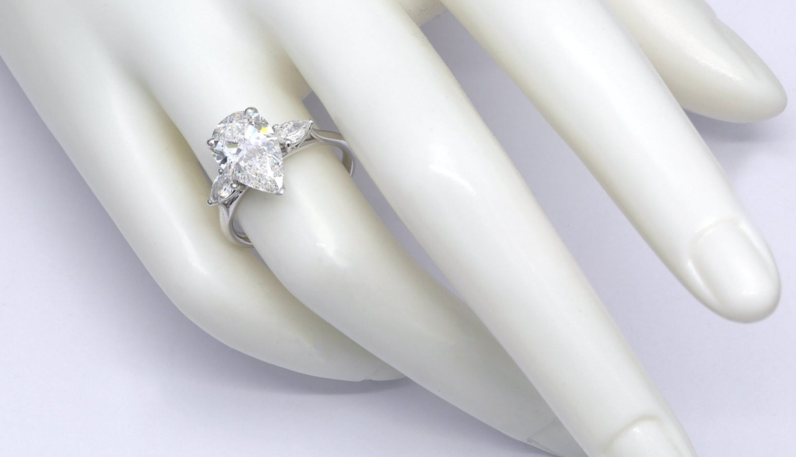 Anello trilogy in oro bianco e diamanti naturali taglio pera 3.10ct