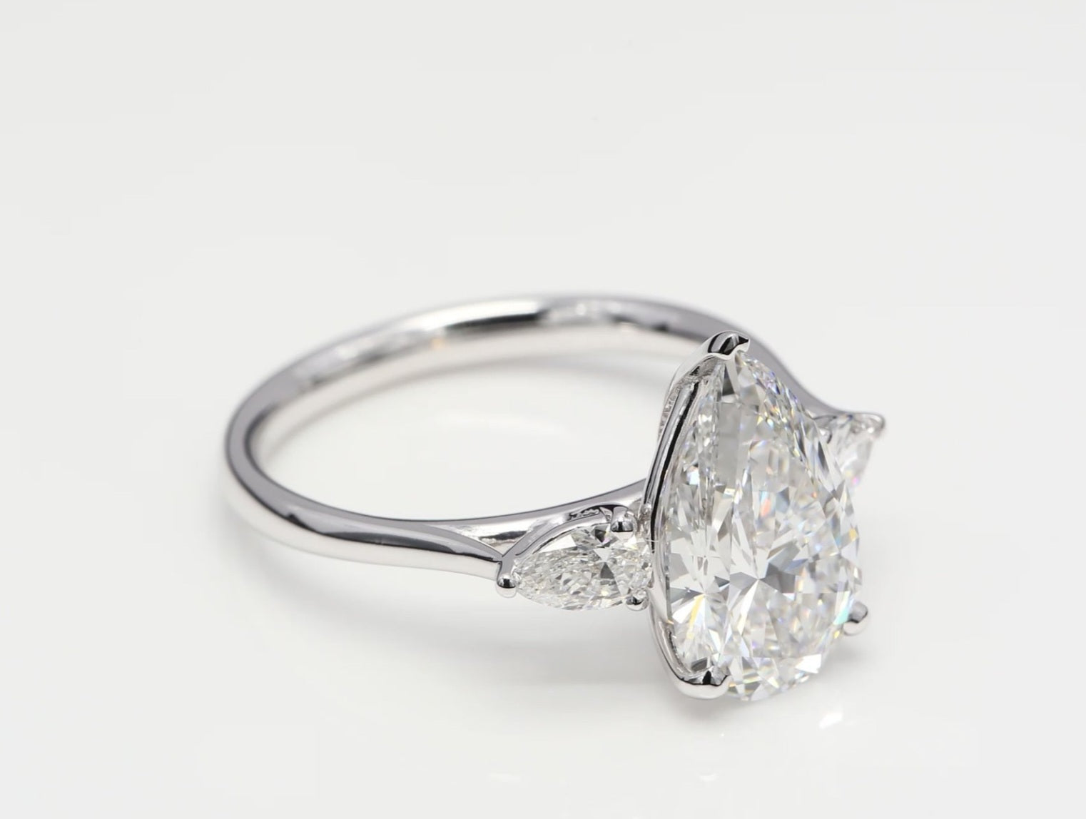 Anello trilogy in oro bianco e diamanti naturali taglio pera 3.10ct