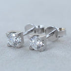 orecchini punto luce quadrato in oro bianco 18k e 2 diamanti naturali 0,90 ct