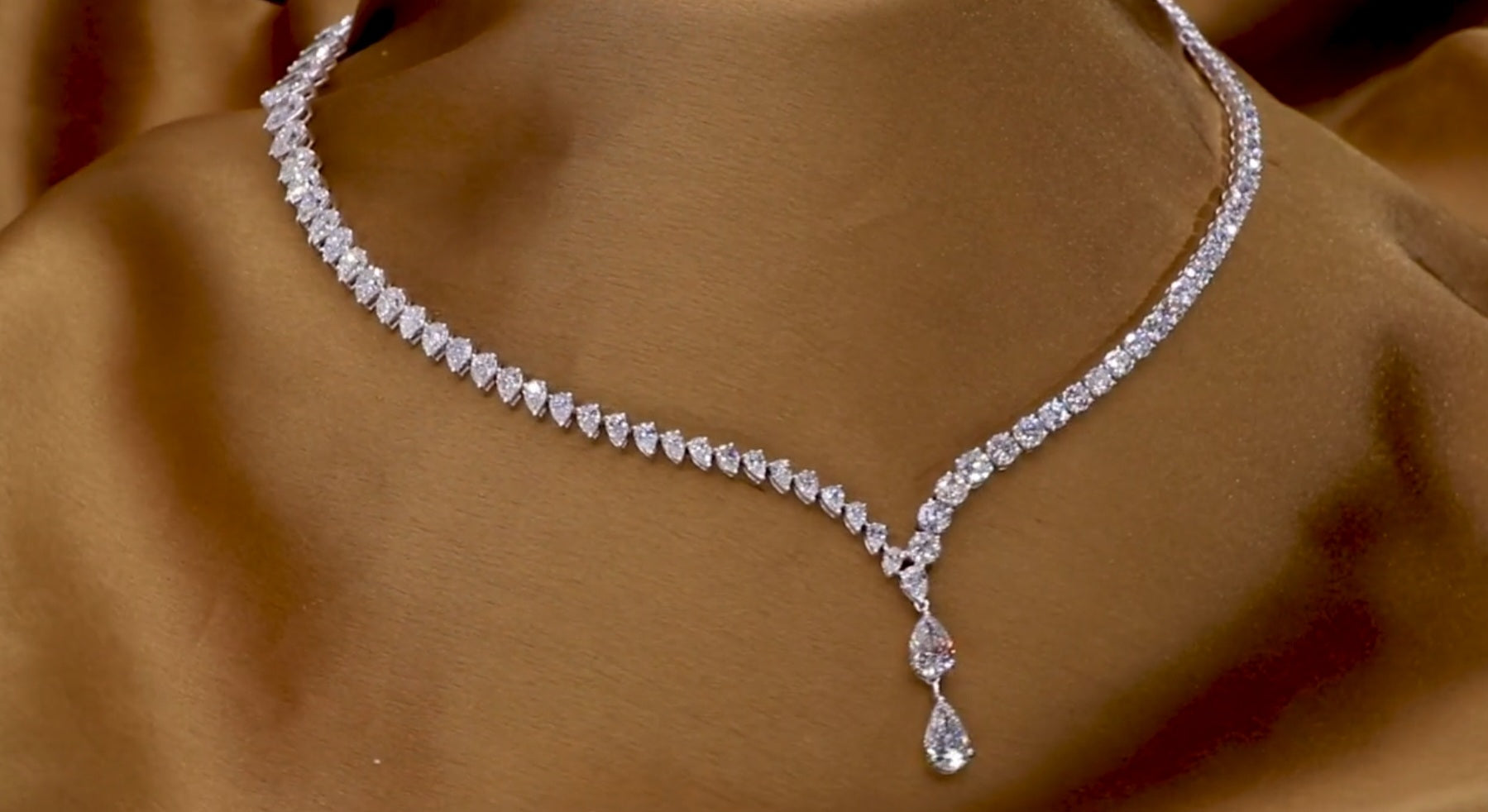 Collana tennis in oro bianco 18k e diamanti naturali taglio pera 37.50c