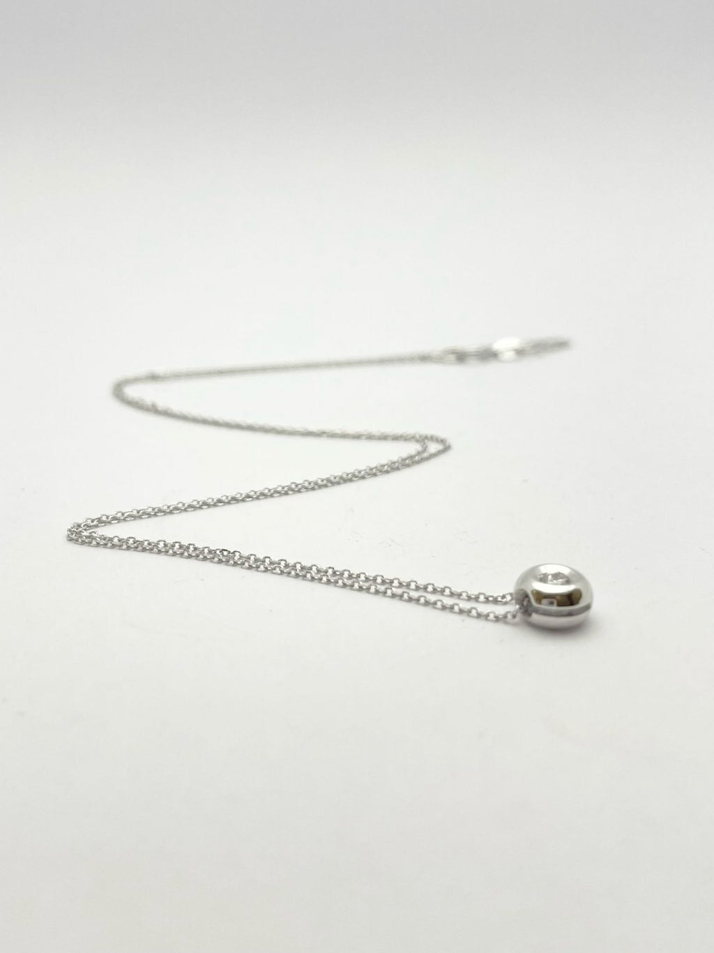 ciondolo punto luce  a cipollina in oro bianco 18k e diamante naturale  0,30 ct