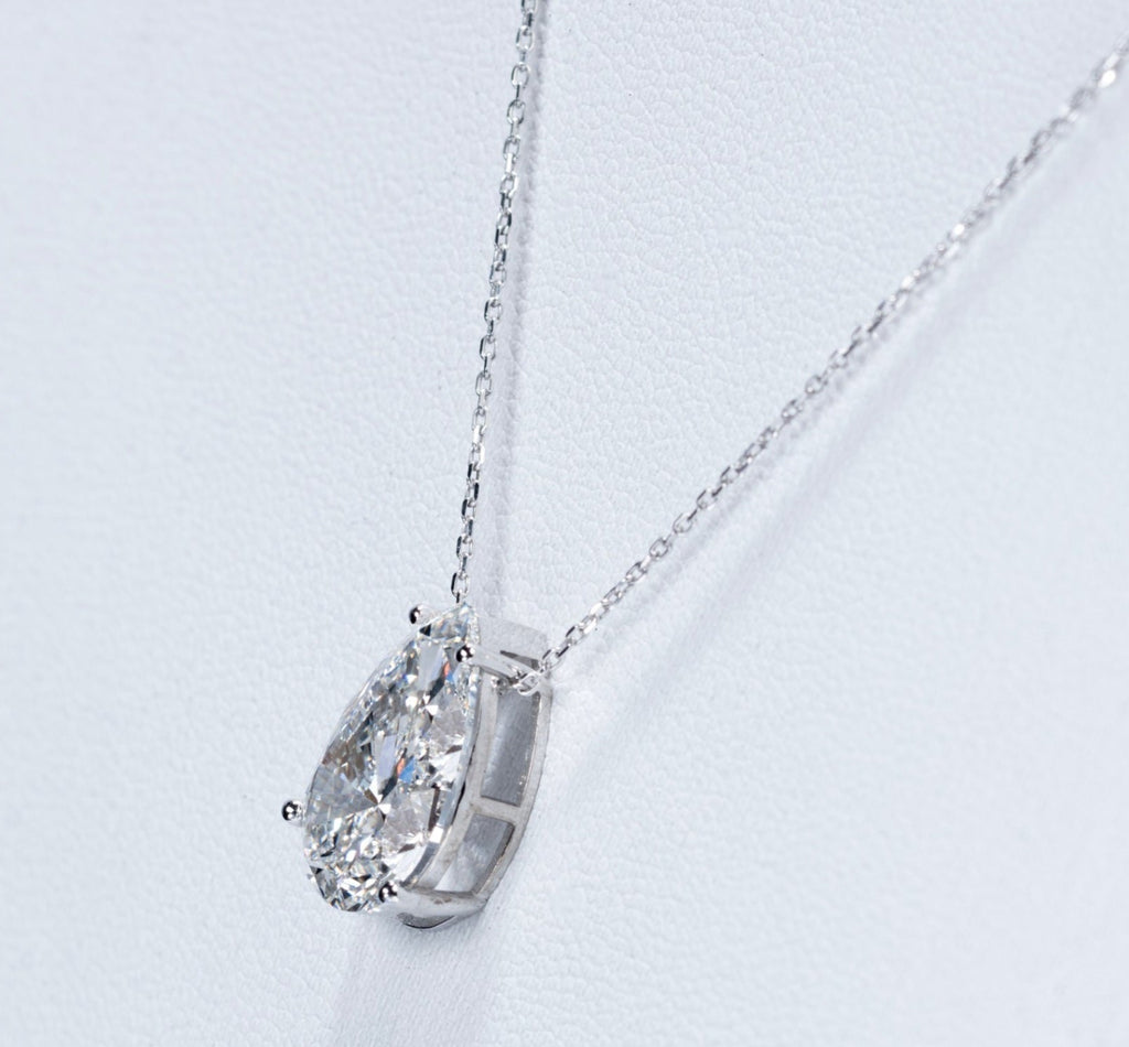 Collana  in oro 18k e diamante naturale pera certificato IGI 0.50ct D IF
