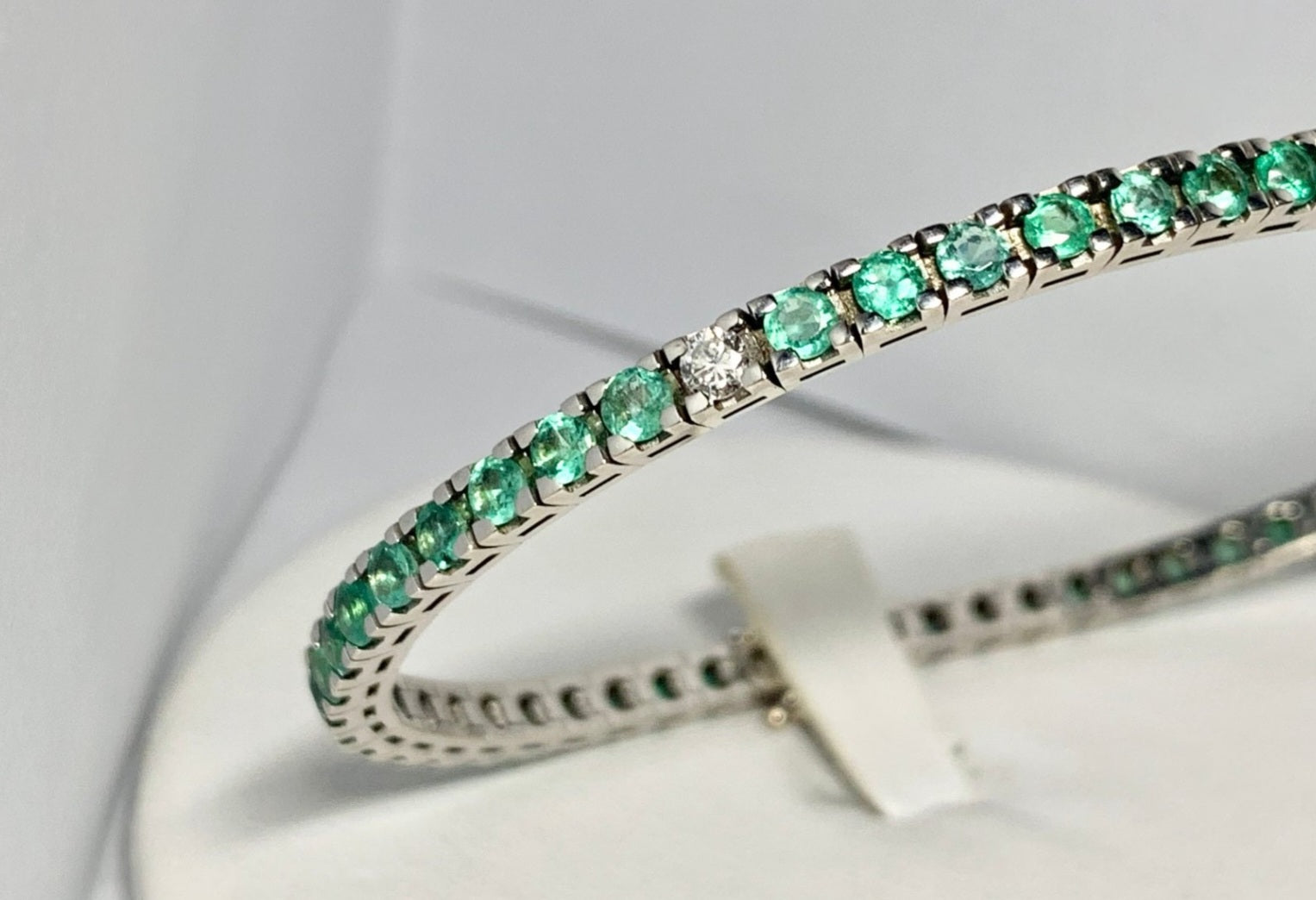 Bracciale tennis - 18 carati Oro bianco - 6.38ct. tw. Smeraldo - Diamante