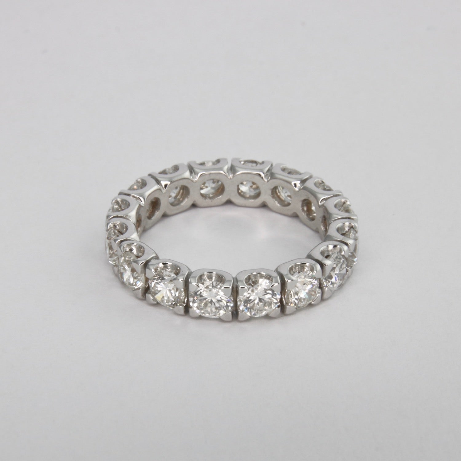 Anello Eternity con 3.00 ct  diamanti Naturali