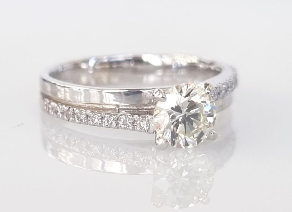 Anello solitario in oro bianco 18k e diamanti naturali 0.83ct