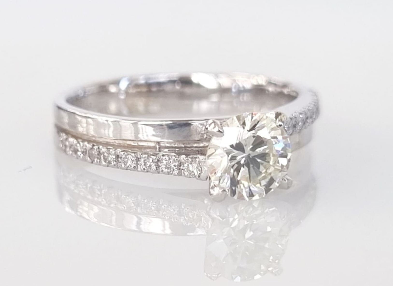 Anello solitario in oro bianco 18k e diamanti naturali 0.83ct