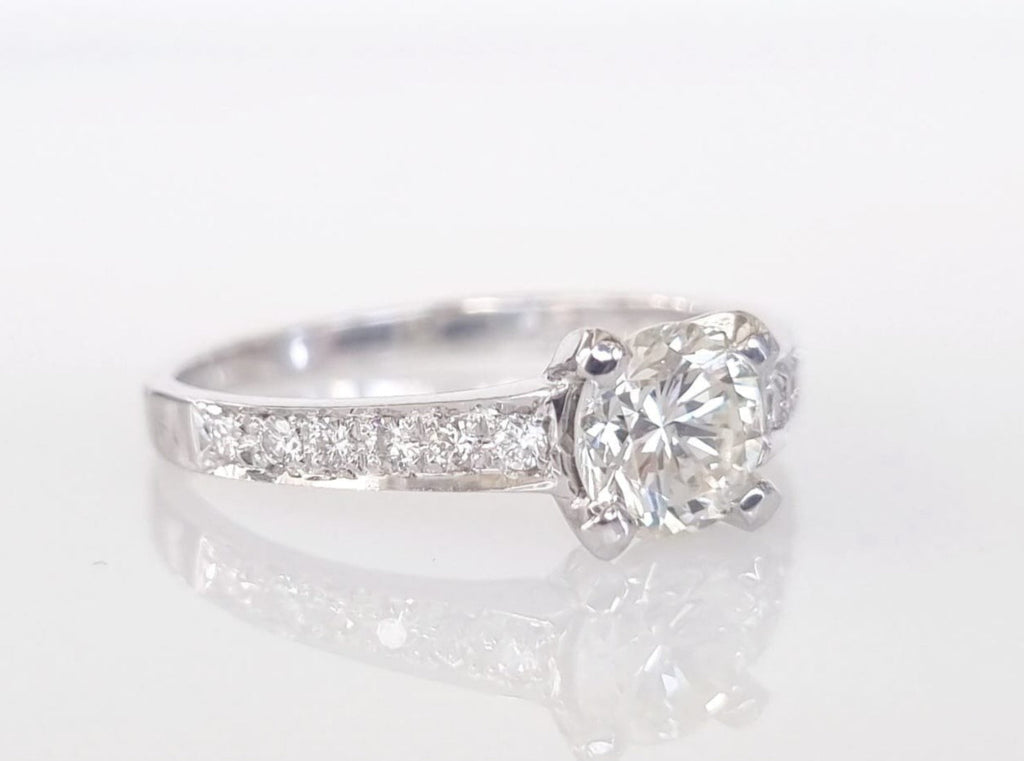 Anello fidanzamento in oro bianco 18k e diamanti naturali certificato igi 0.90ct