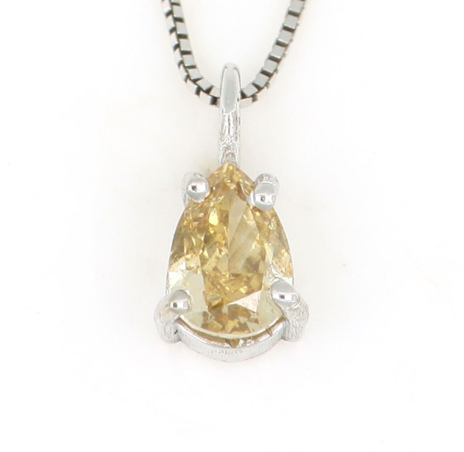 Ciondolo punto luce con diamante naturale taglio pera certificato GIA 0.67 ct