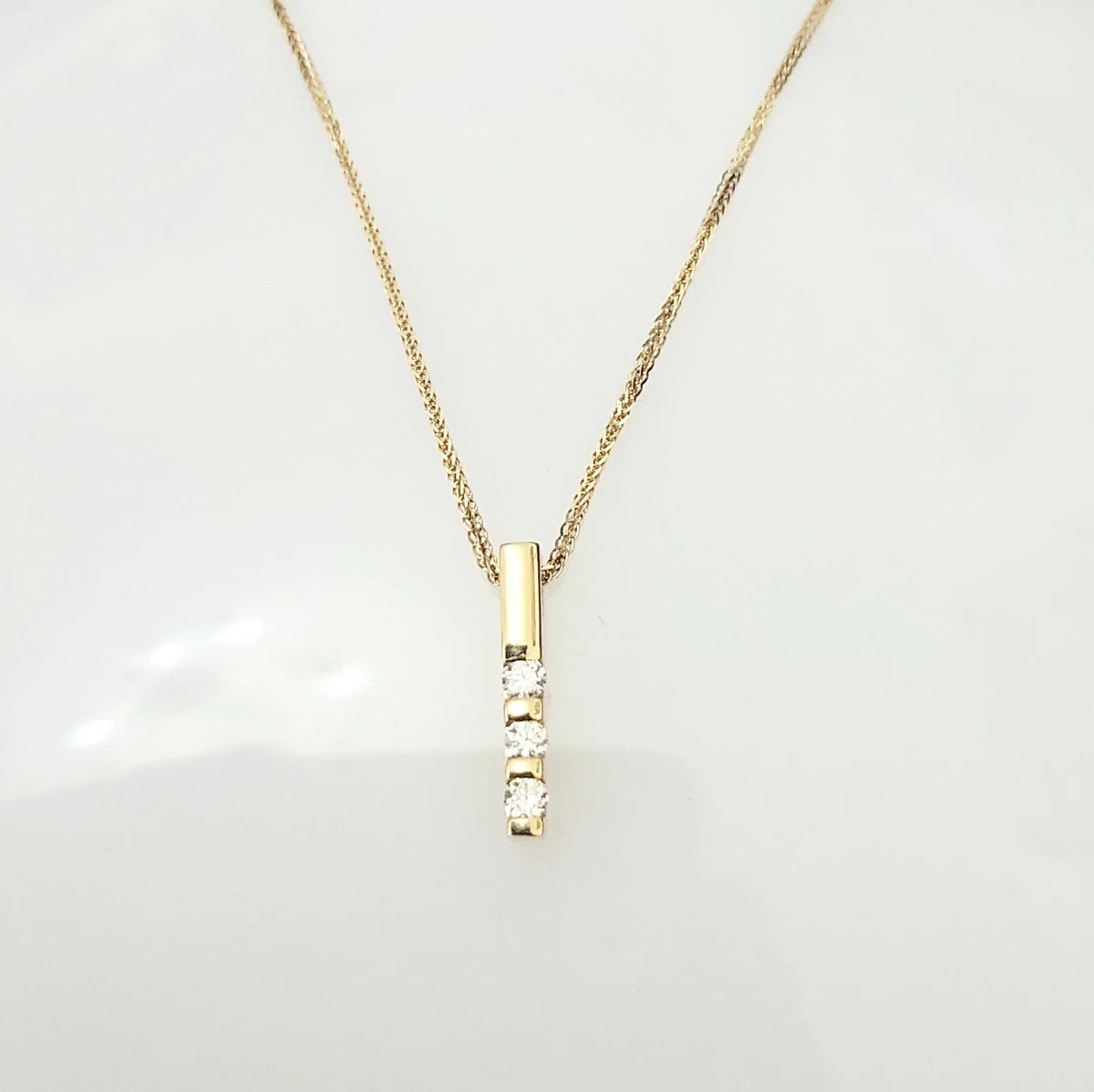 Ciondolo trilogy con catenina e diamanti naturali 0,30 ct