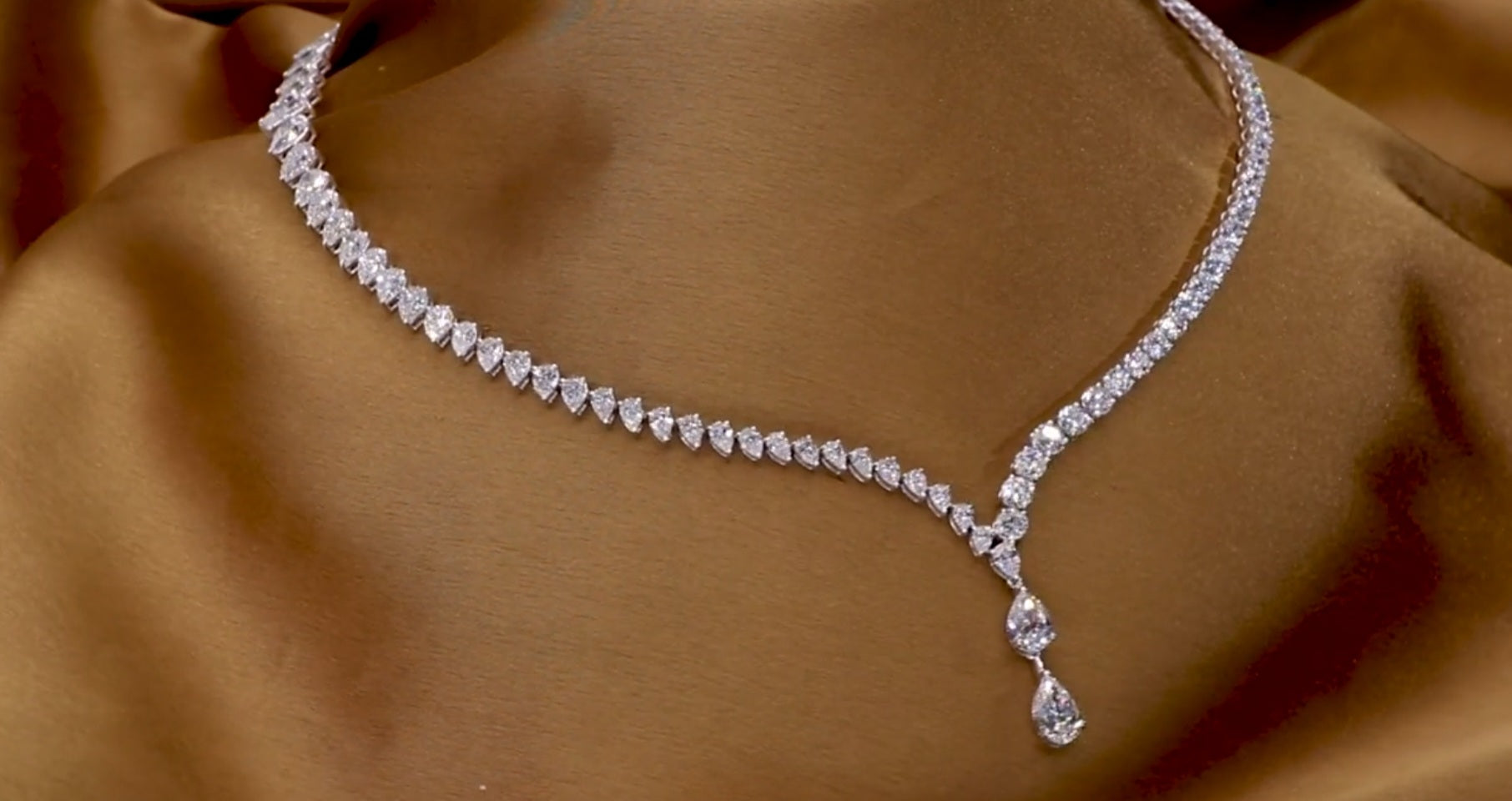 Collana tennis in oro bianco 18k e diamanti naturali taglio pera 37.50c